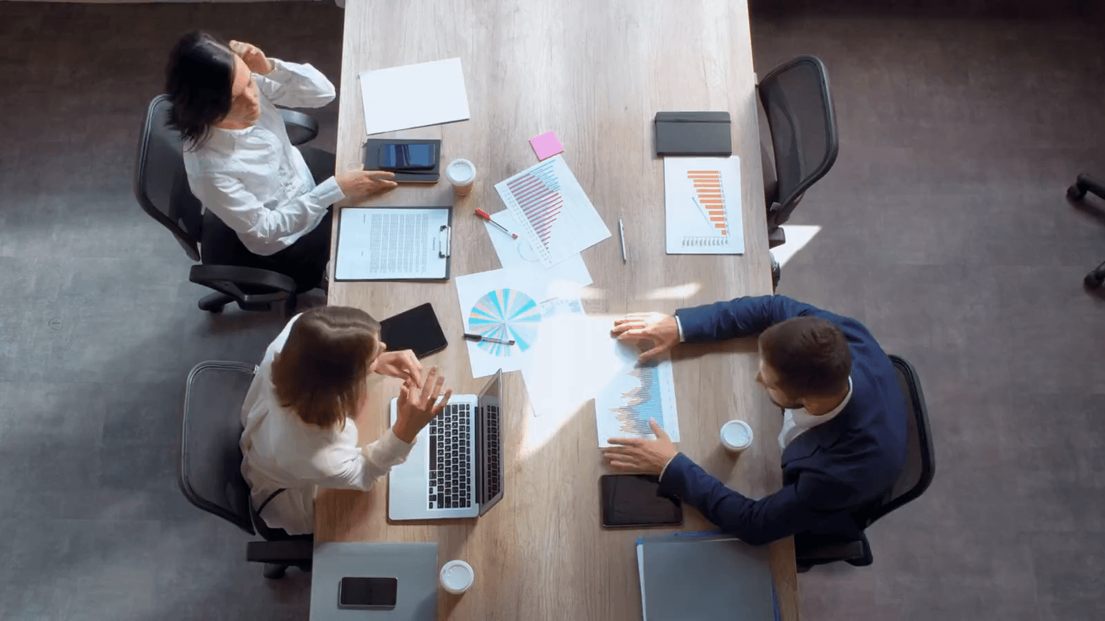 Equipe desenhando fluxos de trabalho sobre uma mesa